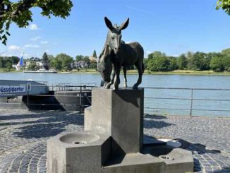 Eselskulptur von Ernemann Sander am Rhein, Königswinter